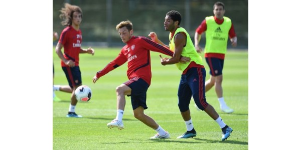 Özil vil fortsette å være i Arsenal